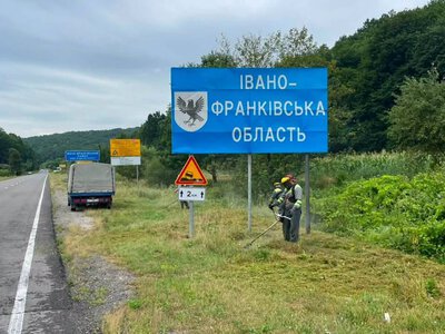 На дорогах Прикарпаття тривають роботи: ліквідовують ямковість, оновлюють розмітку та огородження