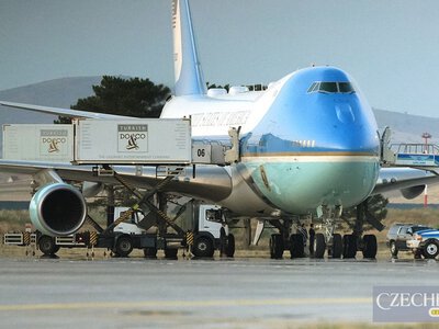 Трамп, покидаючи Турцію, втік на інший літак у продуктовому фургоні — NYT