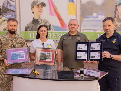 «У темряві світить наша Воля»: у Києві презентували нову унікальну марку. ФОТО