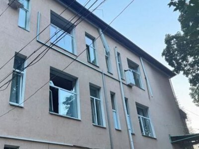 Нічний падіння ракети на території дитячої лікарні у Києві: на місці удару утворилася масштабна вирва