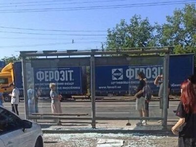 У Франківську знову наробили шкоди: пошкодили зупинку та лавку