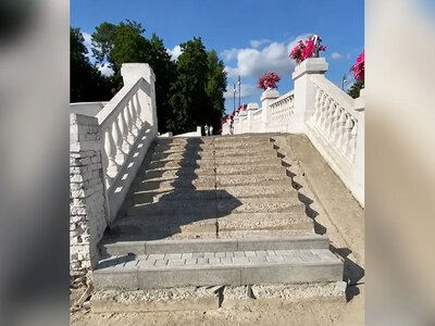 У Хмельницькому ремонтують сходи на вході до парку ім. Чекмана
