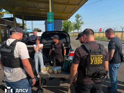 19-річна дівчина намагалася вивезти до Молдови 3 кг психотропів у консервних банках