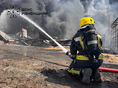 У ДСНС показали перші кадри з місця масштабної пожежі на Рівненщині. Триває рятувальна операція