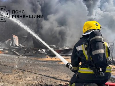 На Дубенщині виникла пожежа на території підприємства після вибуху: на місці працюють рятувальники
