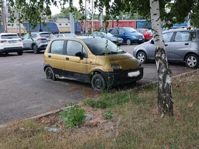 Покинуті автомобілі у дворах та на вулицях Ужгорода, прибиратимуть на спецмайданчик