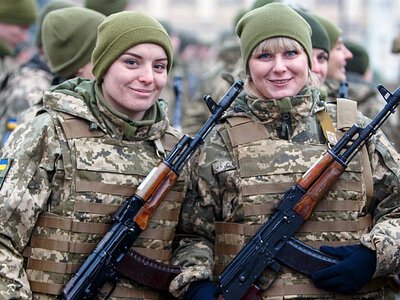 Жінок без дітей пропонують зобов'язати проходити військову службу