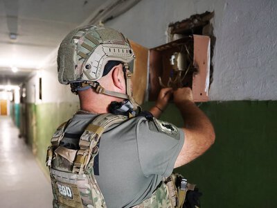 У Миколаєві невідомий заклав гранату в електрощиток житлової багатоповерхівки (ФОТО)
