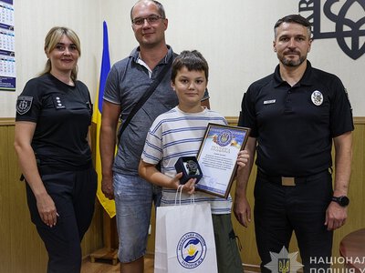 Знайшов автомат у ставку: на Запоріжжі поліція відзначила 11-річного хлопчика