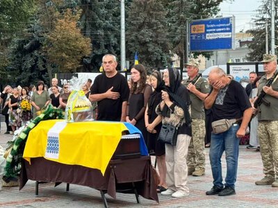 На вічний спочинок у Рівному провели полеглого Захисника Віктора Токарчука