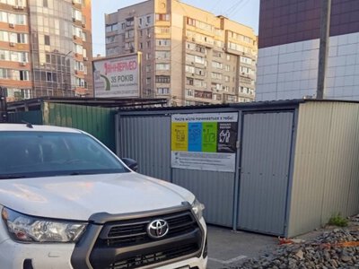 Автівка заблокувала доступ до контейнерів: у Вінниці комунальники не змогли вивезти сміття