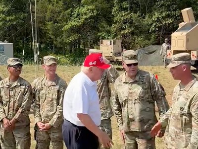 Під час гри в гольф Трампа охороняє Avenger із ракетами Stinger