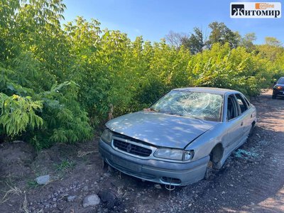 На трасі М-21 біля Андріївки тижнями стоїть покинуте авто: кажуть, що власника забрали в ТЦК