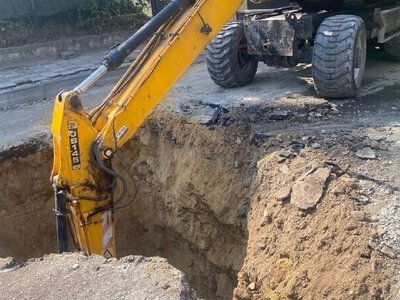 На вул. Героїв УПА виявили два провалля: комунікації ремонтують, наступного тижня почнуть асфальтування