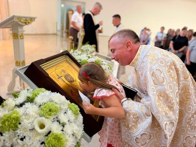 На Прикарпаття привезли унікальну святиню: у Старуні перебуває ікона з мощами князя Володимира