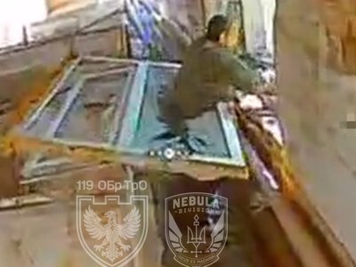 Російський солдат застряг у віконній рамі під час втечі від українського FPV-дрона й був ліквідований