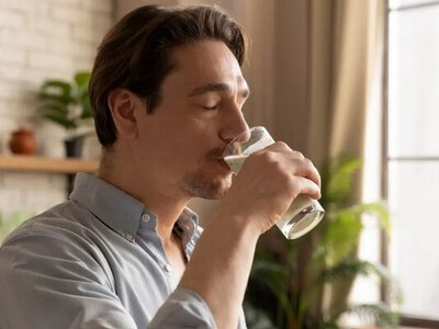 Скільки води потрібно пити, щоб запобігти каменям у нирках: пояснення дієтолога і порада фітнес-експерта