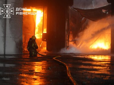 На Дубенщині пожежу на складі гасили 48 рятувальників