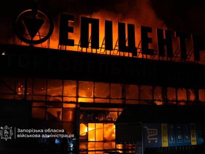 Росіяни знищили «Епіцентр» у Запоріжжі: пожежа охопила 10 000 м²