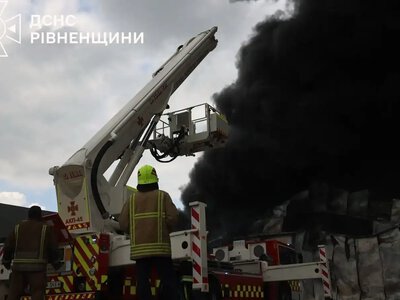 У Варковичах на Рівненщині згоріли склади та цех з виробництва пінопласту (ВІДЕО)