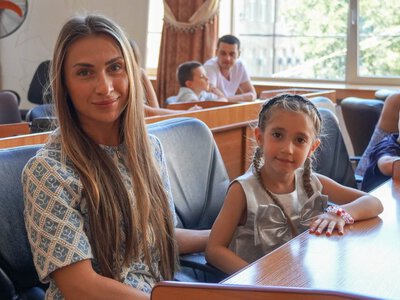 В Ужгороді першокласникам із родин військових та полеглих Героїв вручили шкільні наплічники