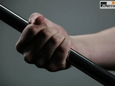 На півночі Житомирщини жінка побила трубою співмешканку сина