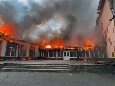 Через російський обстріл горів ліцей на Харківщині (фото)