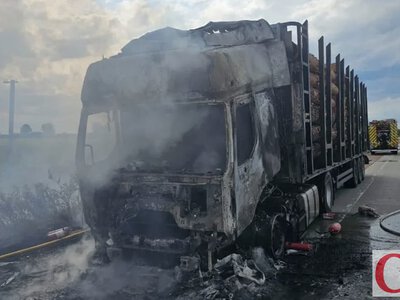 Неподалік Коростеня на ходу загорілася вантажівка: водія госпіталізували