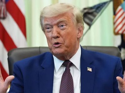 Жінку поруч із Трампом назвали «The Zapper» через рух біля його спини