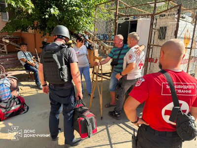 Підтримка та евакуація: рятувальники допомогли людям у селищі на Донеччині (фото)
