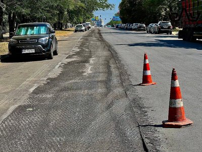 У Миколаєві ремонтують вулицю Космонавтів після спеки та руху великовантажів