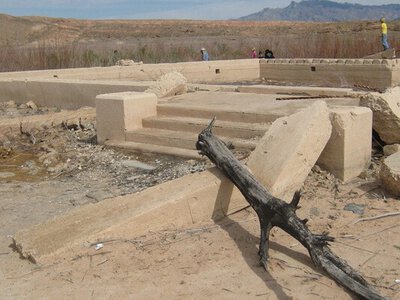 Місто 90 років ховалося під водою: озеро відступило й оголило його вулиці