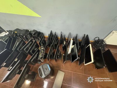 Нацполіція провела понад 400 обшуків і закрила майже сотню шахрайських call-центрів