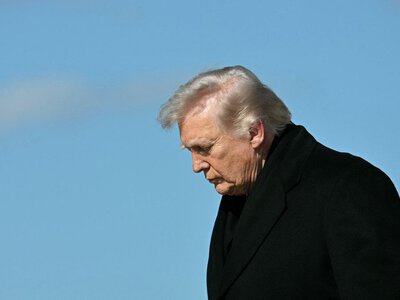 Під час заходів Трампа будять кнопкою-шокером, щоб він не заснув: у мережі обговорюють теорію