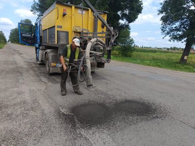На дорогах Прикарпаття ліквідовують аварійну ямковість: де тривають роботи