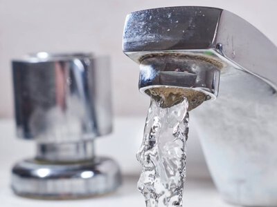 У Мукачеві через посуху вводять тимчасовий графік подачі води: список вулиць та години подачі — PMG.ua