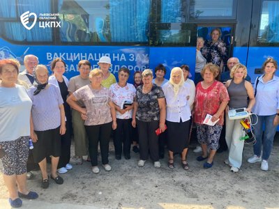 Вакцинальний автобус завітав у Куликів: мешканцям Лопатинської громади провели щеплення та обстеження