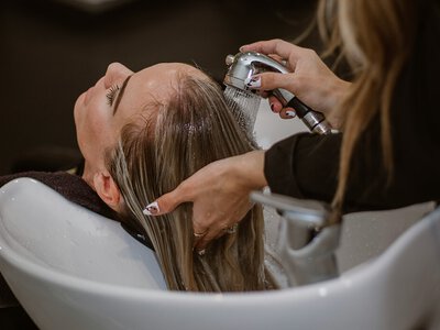 Як відновити волосся після літньої спеки і сонця: кілька кроків, які справді варто спробувати