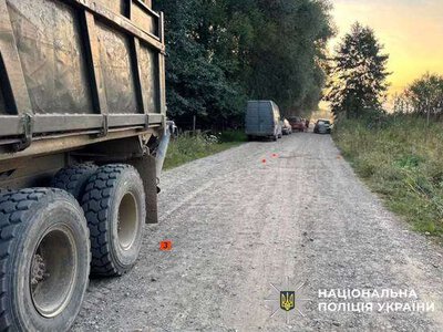 На Буковині мотоцикліст врізався у «Камаз»: чоловіка госпіталізували
