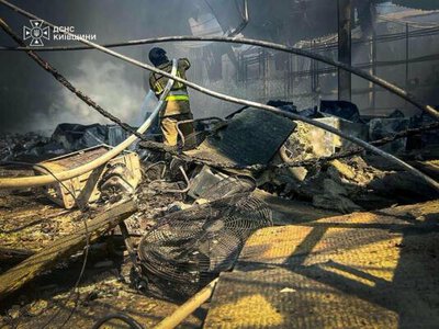 Вогонь та постійні тривоги: рятувальники ліквідовують наслідки атаки на Київщині, - ВІДЕО