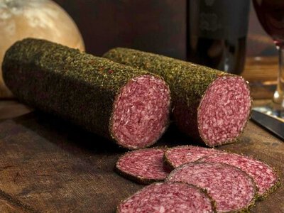 Чому домашня ковбаса краща за магазинну: розвінчуємо міфи про склад