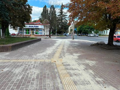 Бордюр, який стає стіною: у Франківську змінюють Привокзальну площу для безбар’єрного доступу
