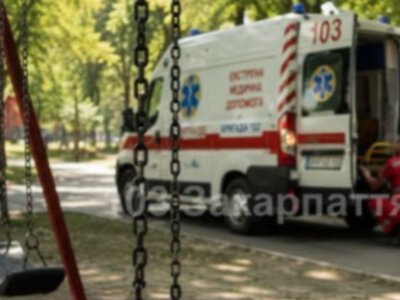 В Ужгороді 12-річний хлопець упав з гойдалки і травмував голову