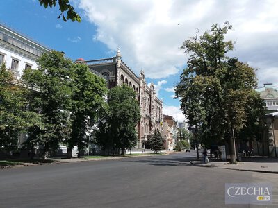 Українцям у Чехії підняли валютні ліміти: тепер до 200 тисяч грн на валюту й оплату за кордоном