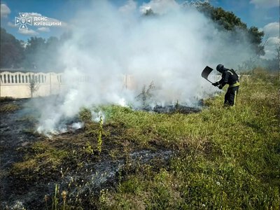 На Броварщині загорілася суха рослинність: рятувальники ліквідували пожежу