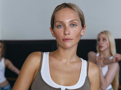 Мама виходить з декрету: ROXOLANA випустила нову пісню Червона і сумна та кліп до неї