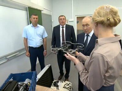 Путін перевірив, як на Курилах дітей навчають збирати та програмувати дрони