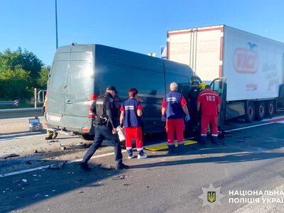 На Дубенщині бус зіткнувся з вантажівкою: водій загинув, пасажирку госпіталізували