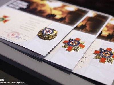 «За відвагу в надзвичайній ситуації»: рятувальники Дніпропетровщини отримали відзнаки