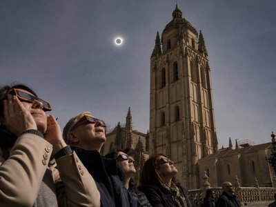 Повне сонячне затемнення на 59 секунд занурило Сеговію в темряву